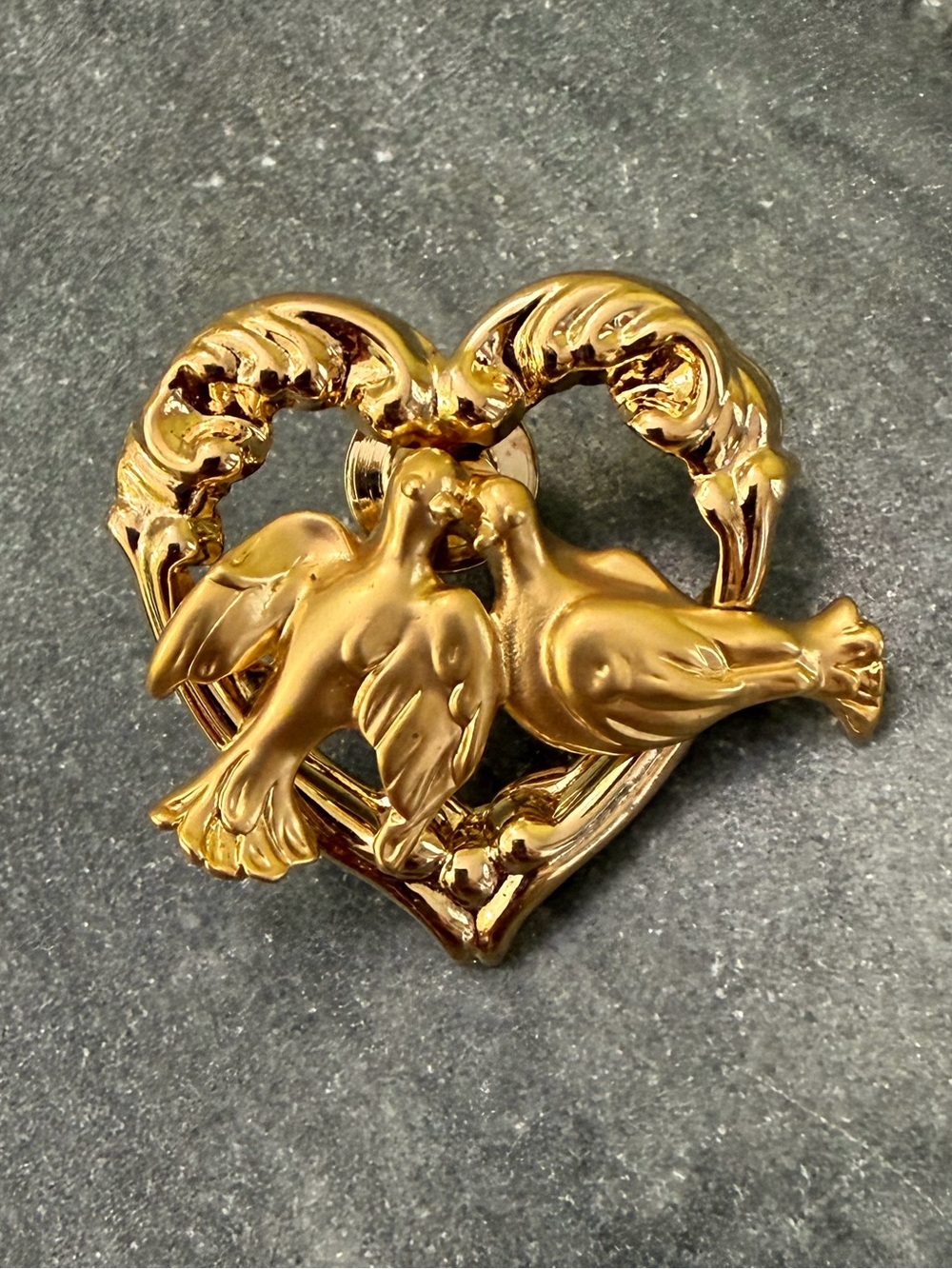 Vintage Avon Love Birds Gold Dove Heart Brooch Pin
